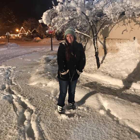 Meet your Posher, Jeanine - Picture 3 of 3